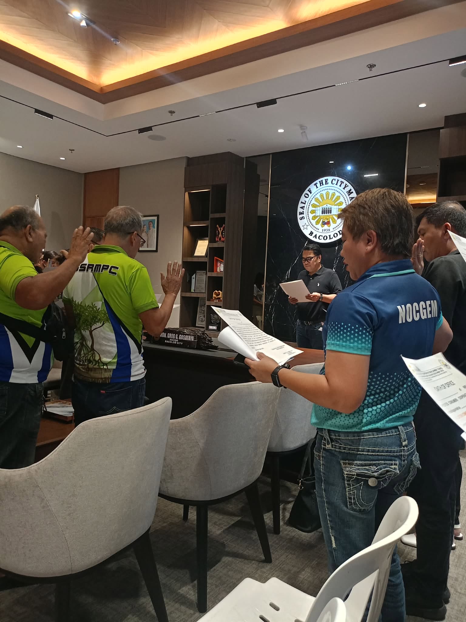 Bacolod City Mayor Greg G. Gasataya administering the oath to cooperative leaders